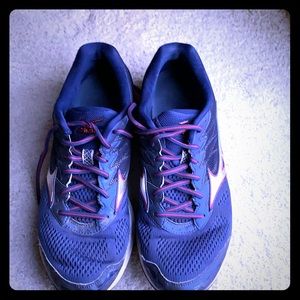 Mizuno Wave Runner 20 running shoes, size 9.5